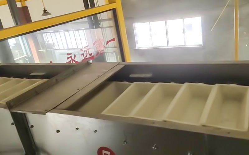 河北提升農(nóng)藥客戶-不銹鋼8個點(diǎn)下料Z型提升機(jī)